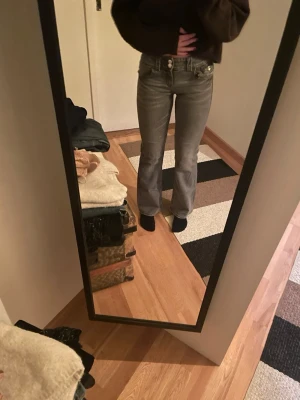 Low waisted jeans  - Grå bootcut jeans med låg midja, ett pyttelitet hål precis över knät