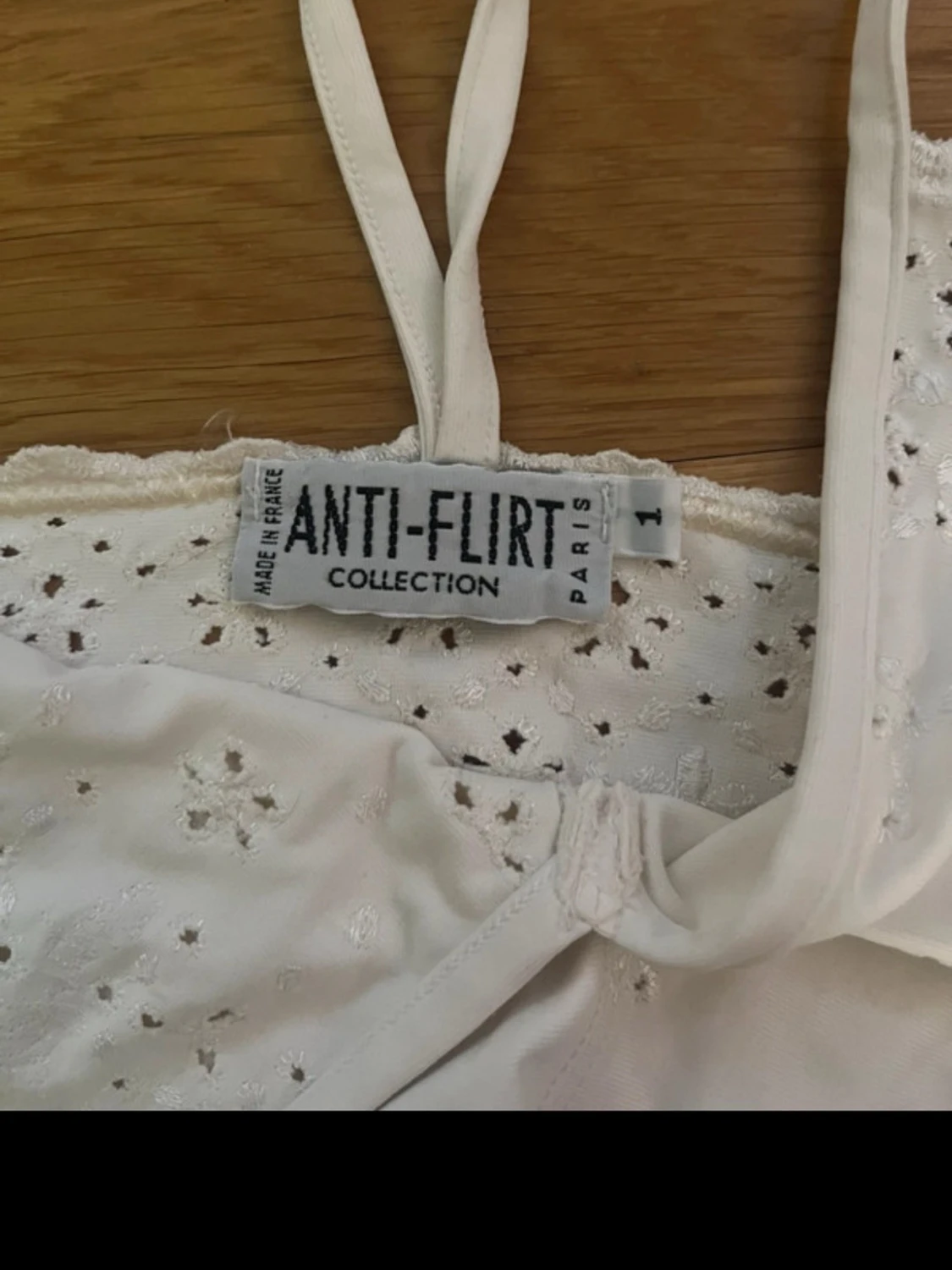 Vit broderad linnetopp med spetskant - 3