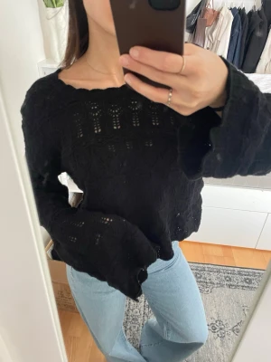 Svart virkad tröja  - Superfin svart virkad tröja med långa ärmar från vila. Väldigt bra skick!  LITEN I STORLEK, passar mig som brukar ha XS/S