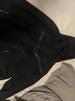 Svart hoodie med dragkedja - Nike tröja, säljer pågrund av att jag itne använder den längre. Fraktar inom 24 timmar 🚚🚚