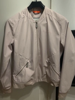 ljus rosa sail racing jacka. - Använt 4-5 gånger bara, inga defekter.