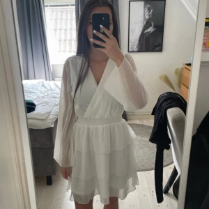 Student klänning  - Bubbleroom storlek 36. Vit student klänning, har sminkfläckar runt nackpartiet innanför klänningen som inte syns när man har den på sig. Den har även sminkfläckar på ena armen och bak vid ryggen men inget man tänker på eller som syns drastiskt. Bara använd en gång. 