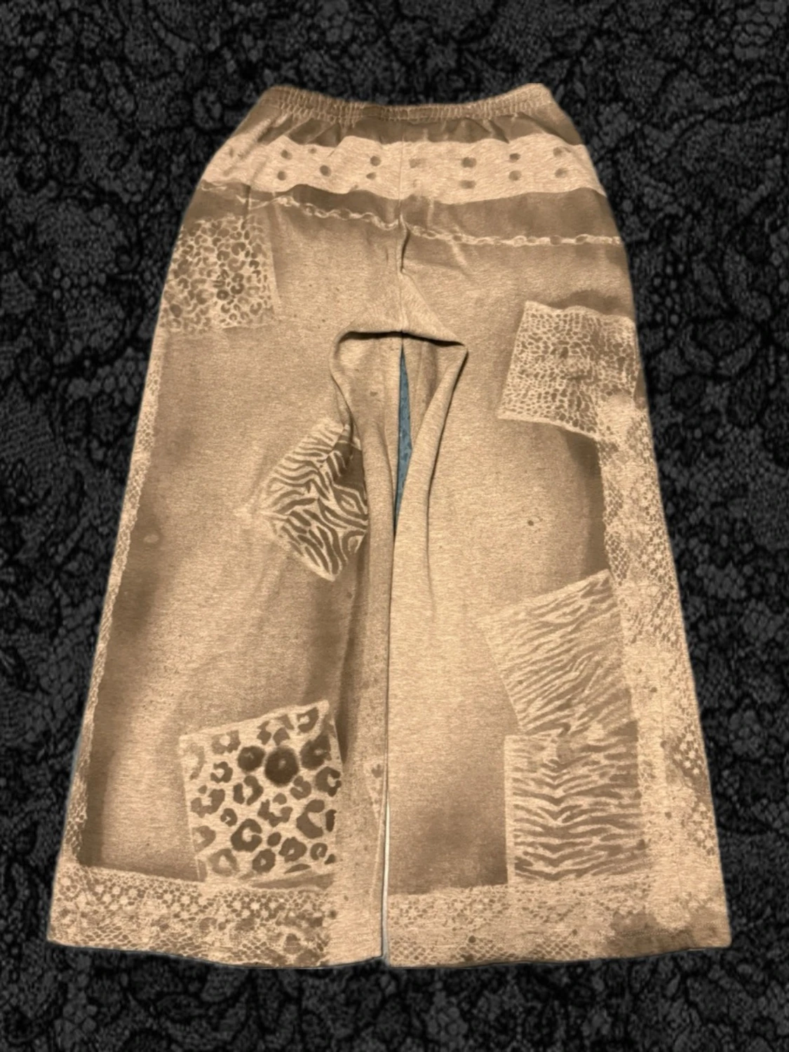 Gråa mjukisbyxor med mönster - 1