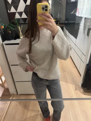 Grå raka jeans från Zara - Säljer ett par grå raka jeans från Zara med mid waist och klassisk femficksmodell. Jeansen har en snygg tvättad look och stängs med knappar framtill. Perfekta till en avslappnad stil och passar till det mesta.💕💕 skriv för måtten🤍