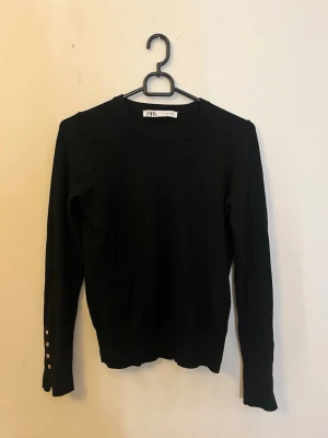 Svart tröja från Zara med gulddetaljer - Kommer inte till användning och säljer därför!