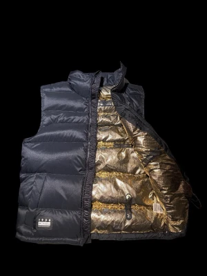 Columbia väst - Säljer en väst som är oanvänd. Den har omni heat vilket betyder att den reflekterar kroppsvärme. Det är som sagt varm väst som även går att använda under vintern. Västen är 100% äkta, har kvitto.  Nypris är 3000kr