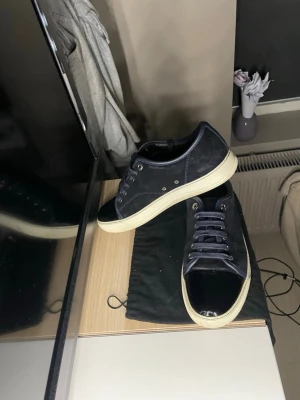 Lanvin  - Lanvin i storlek uk7. 9/10 skick. Skorna fins p köpa i profilen men bytes hälst. Krav för byte är uk6 eller st 40-41