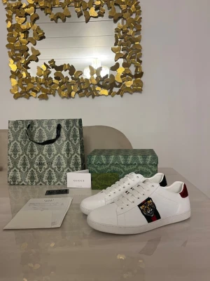 Vita unika skor med tiger design - Säljer ett par mycket fina vita unika skor med tiger designI storlek 43. Allt på bilden medföljer självklart och det är bara att höra av sig vid eventuella frågor😁