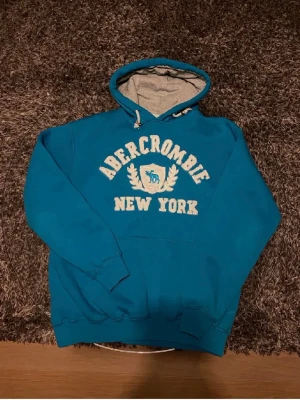 Blå hoodie från Abercrombie -  Otroligt skön AB&F hoodie, sitter skönt snygg färg och perfekt till kalla höst dagar. Pris kan diskuteras.  