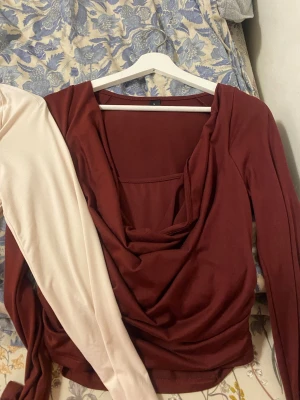 Vinröd långärmad topp med drapering - Jag säljer två oanvänd tröjan som inte faller för min stil 