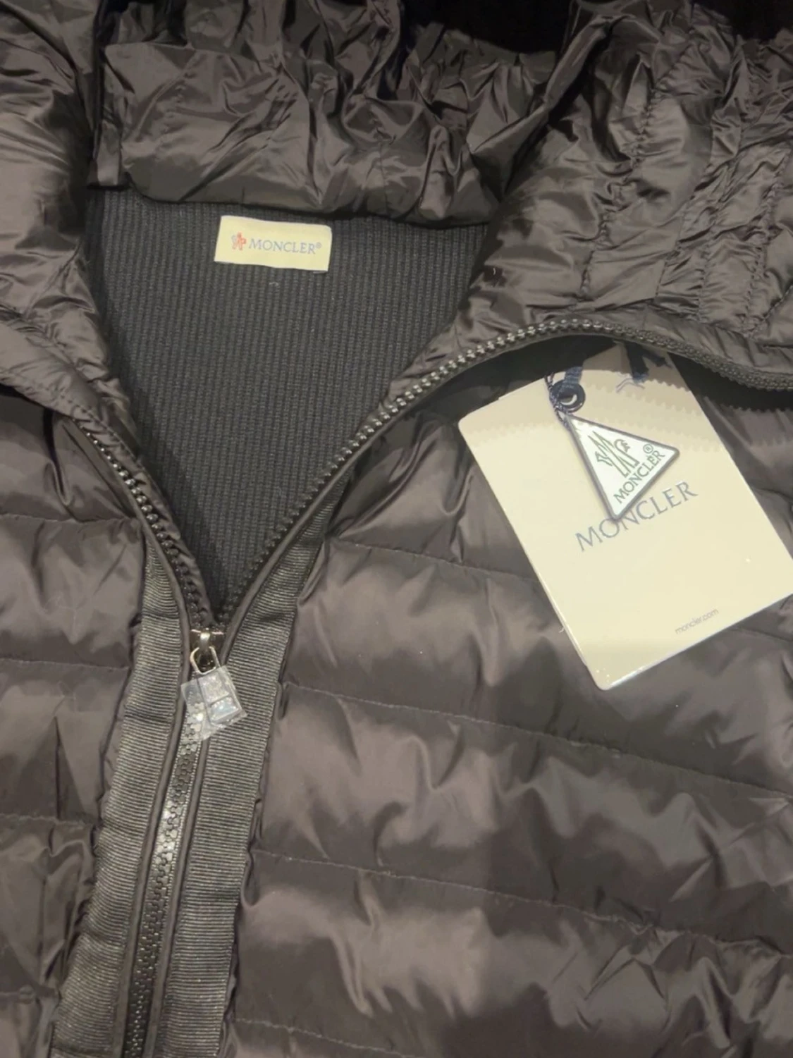 Svart dunjacka med huva från Moncler - 3