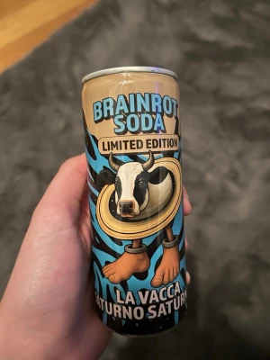 Brainrot Soda Limited Edition burk - Säljer denna limited edition la vaca saturno saturnito läsk burk oöppnad och i mycket bra skick. Frakt ingår inte tyvärr. 250ml ca 300g