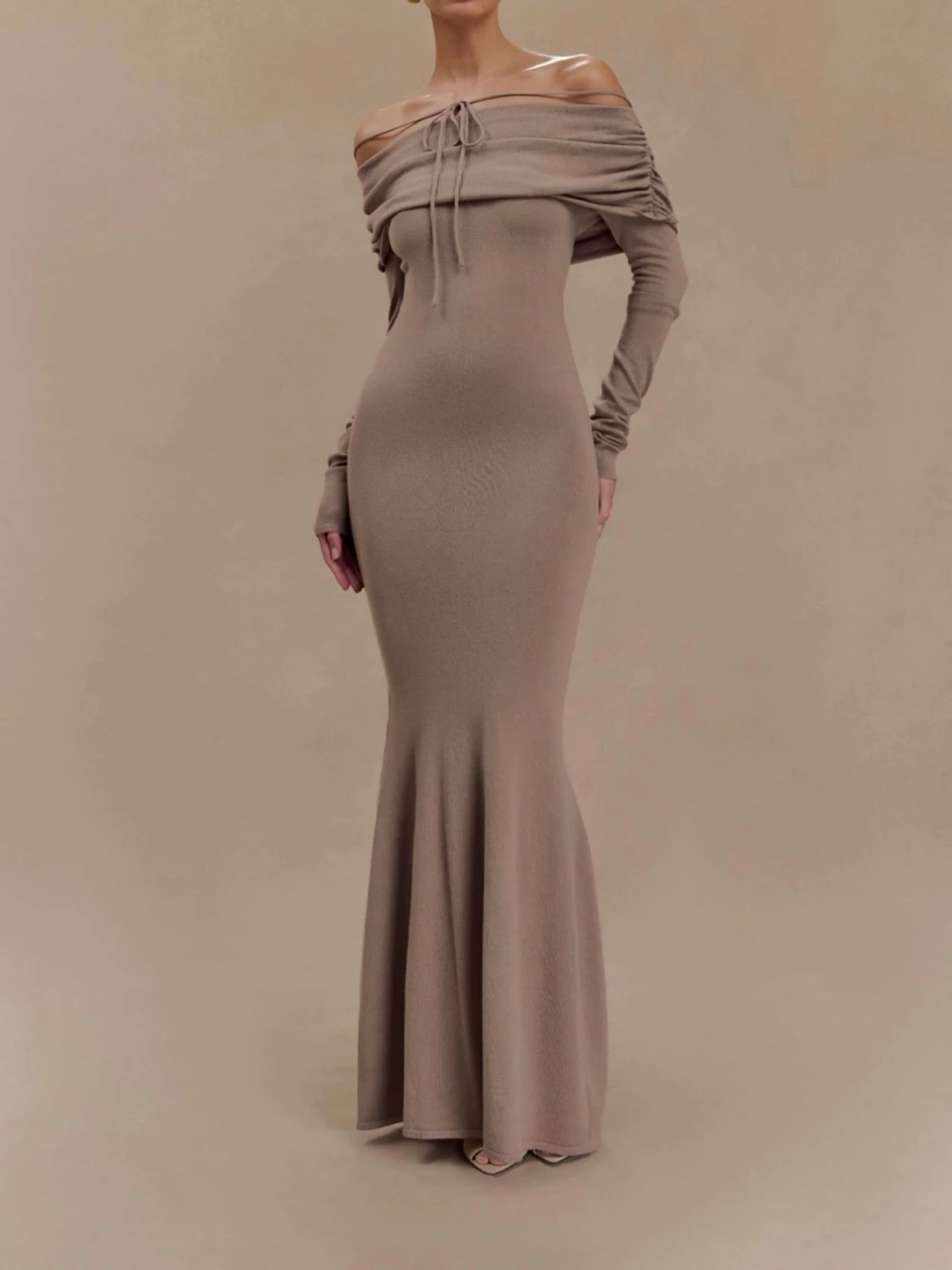 Beige långklänning från Meshki 