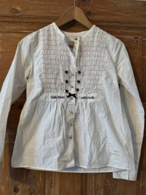 Vit blus från Odd Molly med brodyr - Supersöt vit blus från Odd Molly med smockad framsida. 