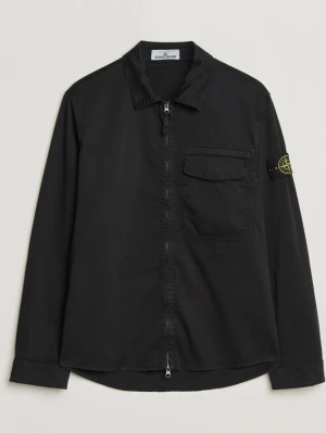 Svart Overshirt Stone Island - Säljer en svart skjorta från Stone Island med dragkedja framtill, bröstficka och den klassiska loggan på ärmen. Skjortan har lång ärm och en clean, modern look som passar till det mesta.