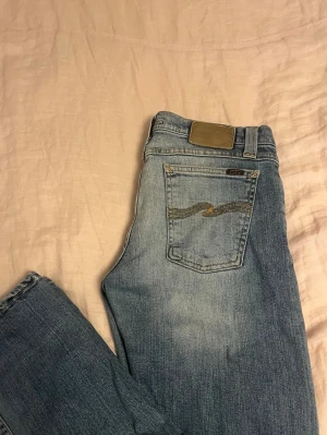 Nudie jeans  - Säljer dom här as feta nudie jeansen i en schysst ljus färg, jeansen är i fint skick utan defekter. Finns ej nån storleks lapp men skulle säga att det sitter som 30-32 o sitter löst om benen 