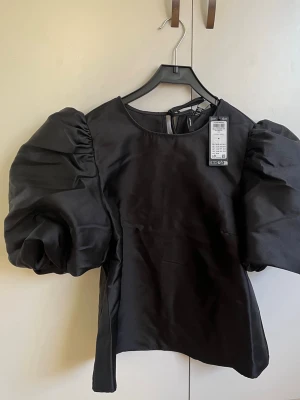 Svart blus med puffärm  - Jättefin svart blus med puffärmar i storlek M från Veromoda, endast testad och prislappen sitter kvar! 💖