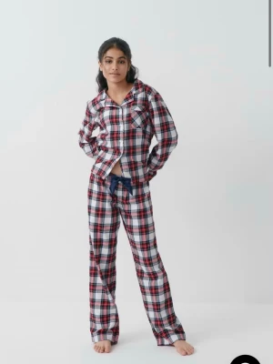 Rutiga pyjamasbyxor från Gina tricot - Klassiska pyjamasbyxor i rött, vitt och svart rutmönster. Supersöta och slutsålda på gina tricot (obs detta är endast byxorna!) pris kan diskuteras💞
