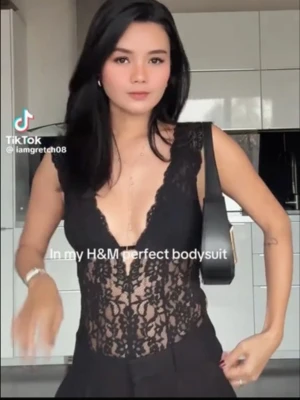 Svart spetsbody från H&M - Snygg svart body i spets från H&M med djup V-ringning och breda axelband. Transparent spets framtill och öppen rygg med dekorativa detaljer. Perfekt för att skapa en trendig och elegant look. Helt slutsåld överallt, strl M men sitter som en S! 