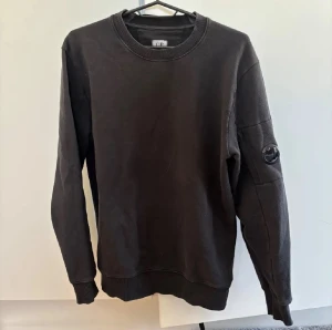 Cp company tröja - Säljer nu min cp company tröja i storlek S. Den är i fint skick. Tröjan har en ficka vid märket. Hör av dig vid frågor och funderingar, pris kan diskuteras!