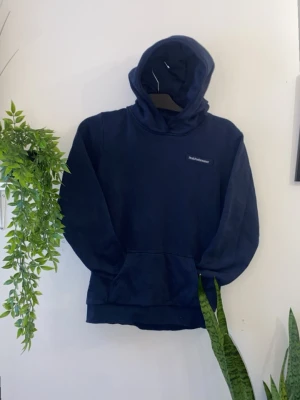 Peak performance hoodie - Marinblå hoodie från peak performance, strl 170cm.