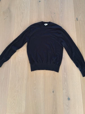 Mörkblå stickad tröja från Sandö - Stickad tröja från Sandö, snygg och stilren. Enkel att stylea. Använt den 3 gånger totalt. Tycker den är lite för liten för mig. Pris kan förhandlas