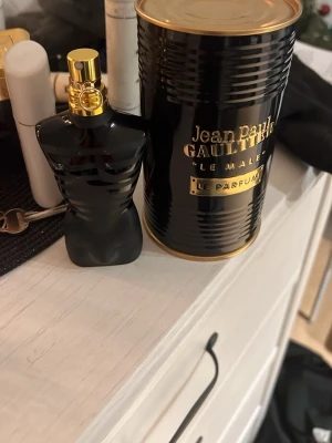 Jean Paul Gaultier Le Male Le Parfum - Säljer en Jean Paul Gaultier Le Male Le Parfum i 75 ml men 45ml är kvar . Flaskan har en unik svart design formad som en manlig torso med gulddetaljer och kommer i en svart och guldig metallburk. En ikonisk och lyxig herrdoft som sticker ut i badrumshyllan.