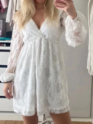 Vit spetsklänning, studentklänning  - Säljer denna fina studentklänning med prislapp kvar eftersom att den var lite för kort på mig som är 180 lång. Den passar mig som vanligtvis brukar ha storlek S. Supersöt med blommig spets och en v-ringning. OBS. de första två bilderna är inte mina, om du vill ha flera bilder är det bara att fråga!😊💕💕