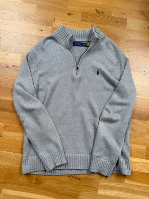 Polo ralph lauren half zip - Stickat half zip från polo ralph lauren, stl: L, skick 9,5/10 endast använd 2-3 ggr. Kvitto finns. 