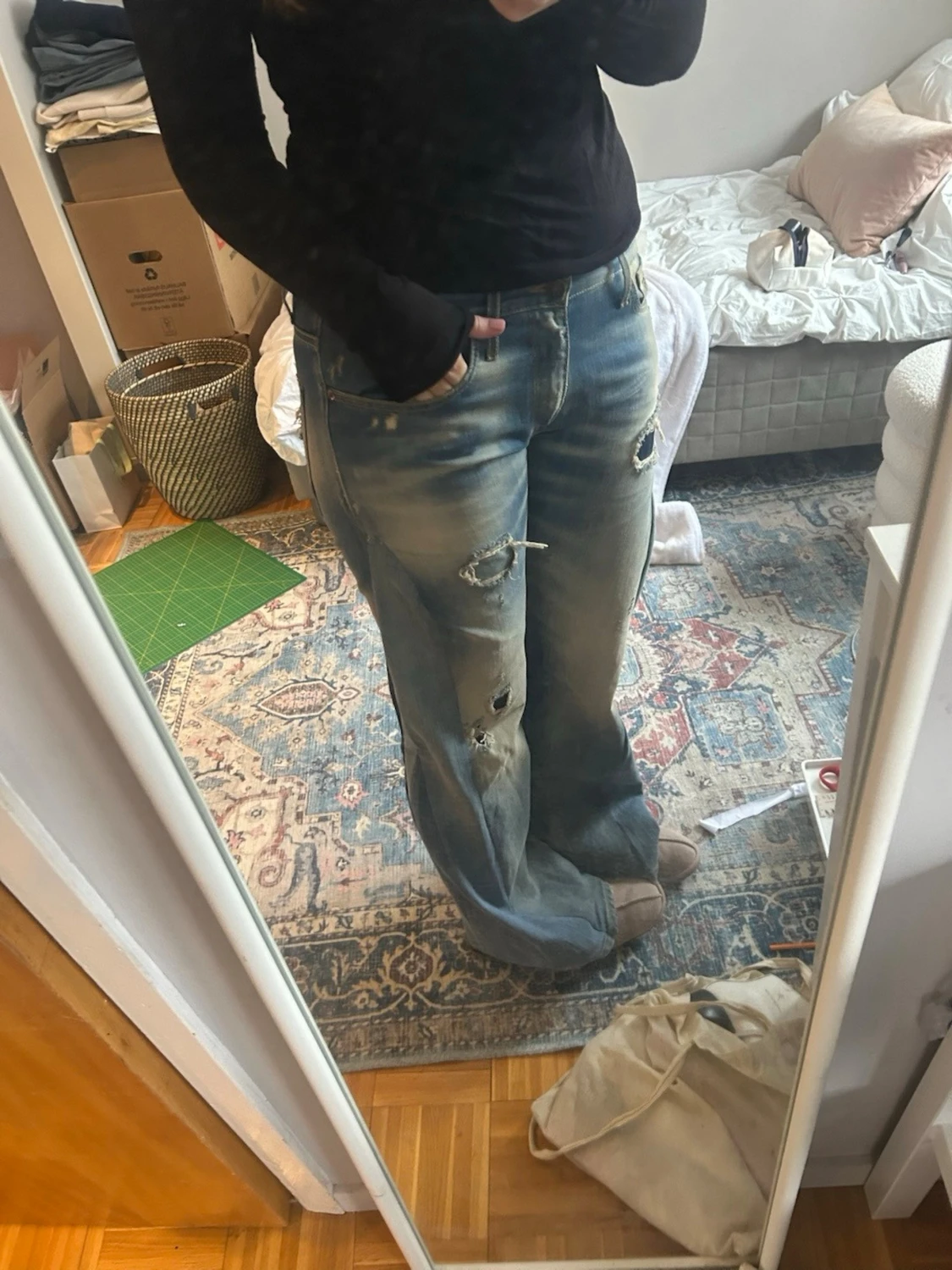 Blåa utsvängda slitna jeans - 2