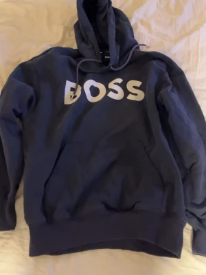 boss hoodie - overzized boss hoodie i mycket fint skick, knappt använd