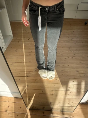 Super snygga jeans med prislapp - Helt nya oanvända jeans som bara inte kommit till användning och bara legat i lådan