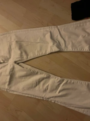 Beiga flare jeans med hög midja - Snygga beiga flare jeans med hög midja och klassiska fem fickor. Jeansen har utsvängda ben och är tillverkade i ett mjukt bomullstyg. Perfekta för dig som vill ha en trendig och avslappnad look.