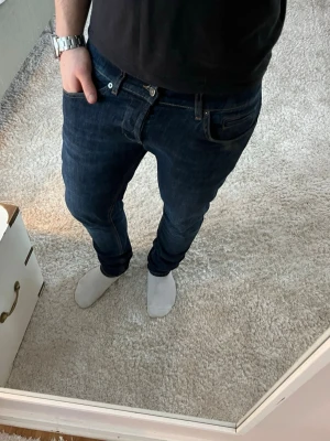 Dondup George Jeans  - Dondup Jeans | skick 9/10 | Storlek 35 | Passar runt 174/184cm | Pris - 799kr | Modellen är ca 180cm lång | Hör av dig vid minsta fråga eller fundering!!