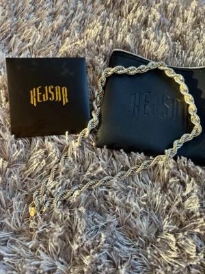 Cordel 8mm silver  - Säljer ett snyggt halsband från Kejsar med tvinnad design i silverfärg. Halsbandet har en rejäl kedja, Kommer med originalförpackning och svart Kejsar-pouch. Perfekt accessoar för att lyfta din stil. Gjord i äkta 925sterling silver 