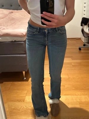 Lågmidjade jeans från Bershka - Säljer dessa blåa jeans från Bershka. Modellen är low waist med lite bootcut. Storlek 36 och är stretchiga. Köpte för 500kr