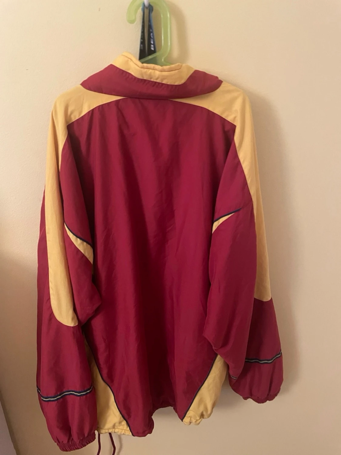 Röd och gul vindjacka från Asics - 1