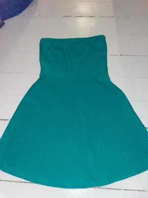 Grön klänning - Grön kroppad kortklänning