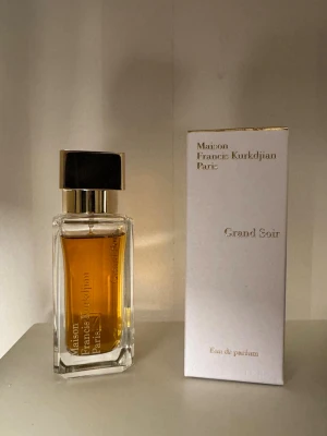 Maison Francis Kurkdjian Grand Soir - 35ml av MFK Grand Soir. Köpt på NK i Stockholm. Runt 30ml kvar. Skriv ifall du har några frågor! Pris kan diskuteras.