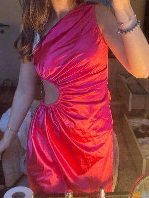 Rosa klänning  - Super fin rosa klänning, perfekt till alla sommarfester isommar, ellee utomlands🥰 Så så fin, inga defekter eller så. En liten slit på sidan som är en fin detalj❤️ 