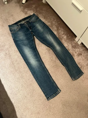 Nudie Jeans - Säljer ett par nudie jeans i den populära modellen tight terry. De är i storlek 30/30 och i mycket pra skick. Tveka inte att ställa frågor!