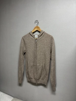 Kashmir tröja från John Henric (100% Kashmir) - Säljer en 100 % Kashmir tröja från John Henric. Knappt använd och är i storlek XS. Extremt snygg och stilren tröja som passar till alla årstider. Hör av dig vid minsta fundering!😊