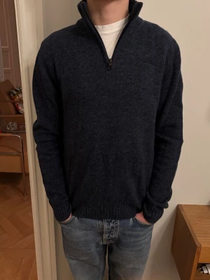 Mörkblå stickad tröja - Säljer en jätte snygg och stil ren stickad tröja från Robbe Di Gappa! Storleken är S men är lite mindre i storleken så skulle säga där emellan XS och S! En jätte skön stickad tröja som är köpt för runt ett år sedan men inte använd alls! Skriv till mig vid minsta fundering! /Gustav ✌️