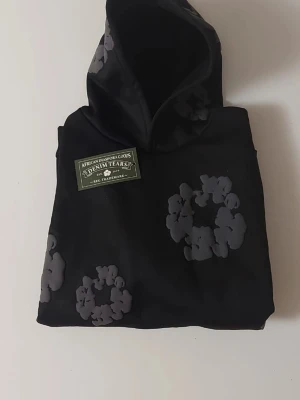 Helsvart denim tears hoodie storlek M - Helt ny Denim tears hoodie. Aldrig använd, i perfekt skick. Storlek: M. Bekväm passform och material av bra kvalitet. Se bilder för detaljer.