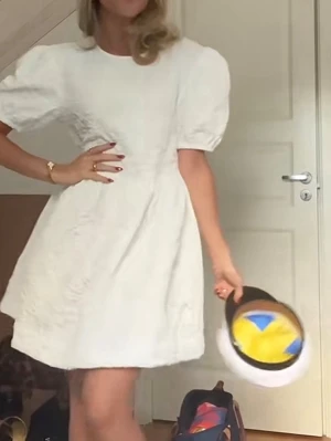 Vit kort klänning med puffärm - Söt vit kort klänning med puffärmar och rund hals. Klänningen har en lätt struktur i tyget och en feminin siluett som ger en trendig look. Perfekt för student eller sommarens alla tillfällen.