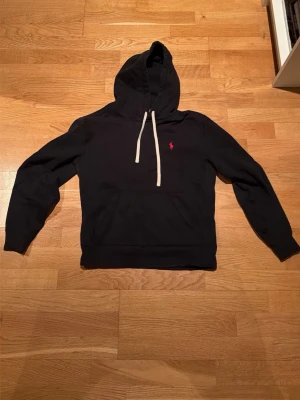 Ralph lauren hoodie - Säljer denna sjukt snygga Ralph lauren hoodien i storlek XS. Det är i bra skick men har vanliga tecken för användning, utan tecken på hål eller skador. Meddela vid minsta fråga!💬😄