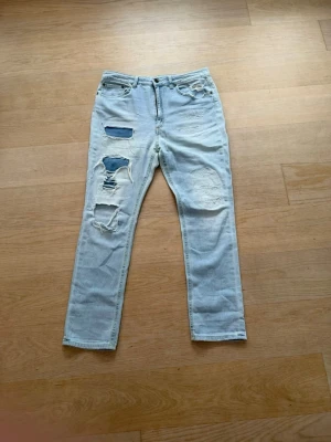 Ljusblå jeans från Dondup - Ljusblå jeans från Dondup. Jeansen har rak passform, klassisk femficksdesign och dragkedjegylf. Tillverkade i bomull för en skön och avslappnad känsla. Jeansen är helt nya och blev ett felköp, nypris 5000 kr 