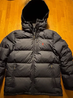 Ralph Lauren Jacka - Skön vinterjacka som passar till dig som vill ha både stil och något som håller dig varm. Perfekt för våren och vintern. Använd 2 gånger. Original låda finns. Skriv vid funderingar eller frågor☺️