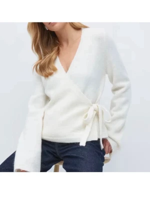 Vit omlottkofta med knytband - Stickad kofta från Gina tricot. Köpt förra året men aldrig andvänt. Lappen är kvar. Super najs material. Storlek L men sitter lite mer som en M skulle jag vilja säga 