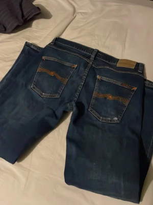 Nudie Jeans grim tim - W31 L30, de är i bra skick men är lite sönder(bild3) annars är de perfekta.